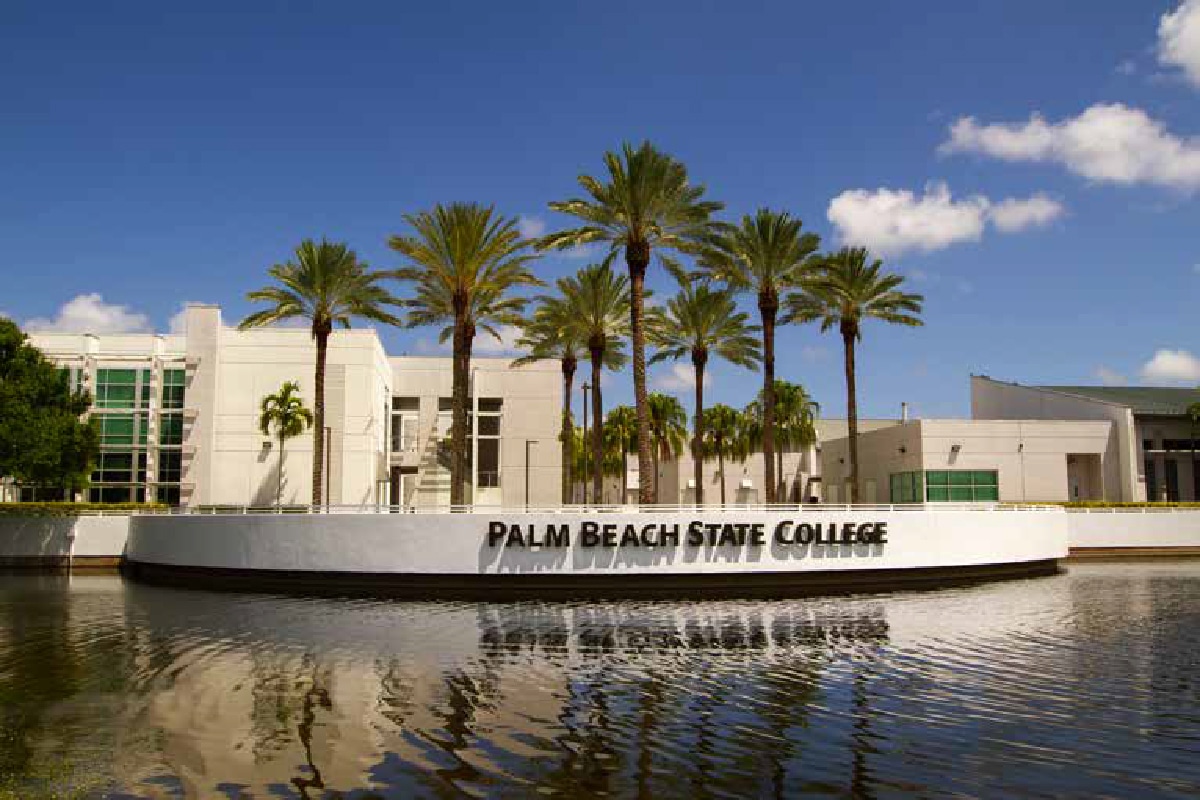 Palm Beach State College enables secure active-learning at scale using ScreenBeam 1100 Plus